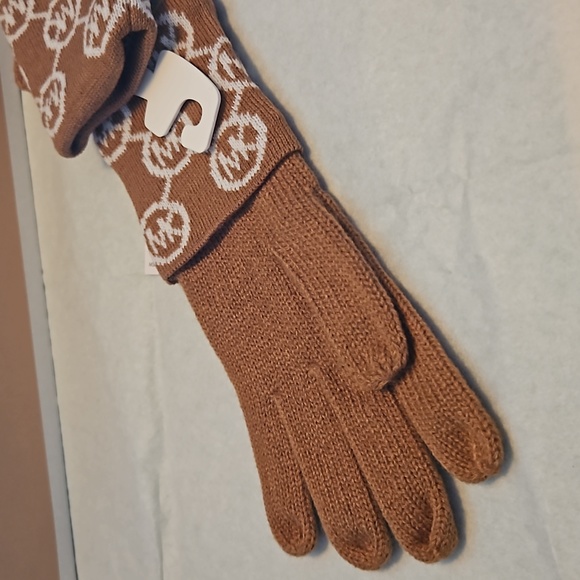 Micheal Kors Gloves - Picture 6 of 12